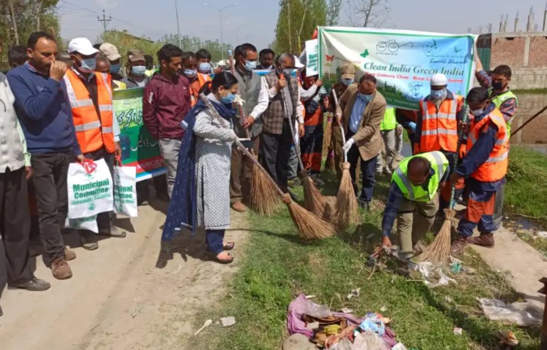 Div Com Kashmir participates in the drive, urges tourists not to use polythene 