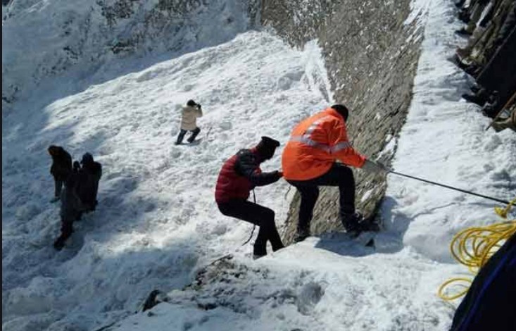 Army Porter Dead, 3 Rescued In J&K Avalanche