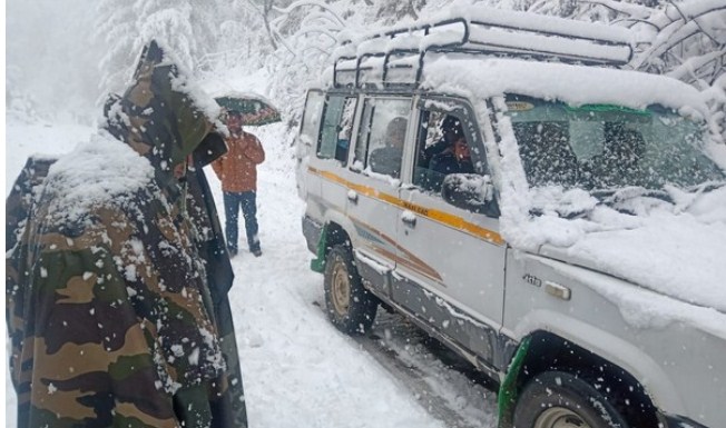 Army rescues nine people stranded in snow in J-K''s Rajouri