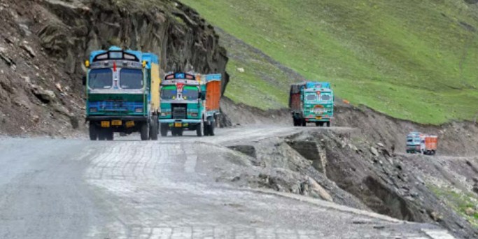 One-way traffic resumes on Srinagar-Leh highway