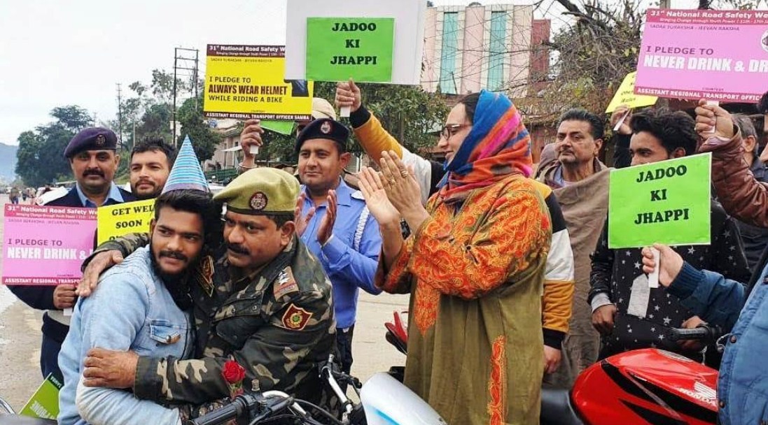 Road Safety Week-2020, MVD Samba conducts rose gifting campaign to embarrass traffic violators