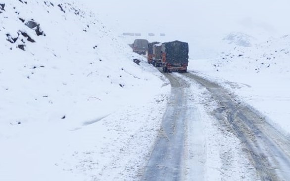 HP Baralacha pass in Lahaul-Spiti district receives fresh snowfall