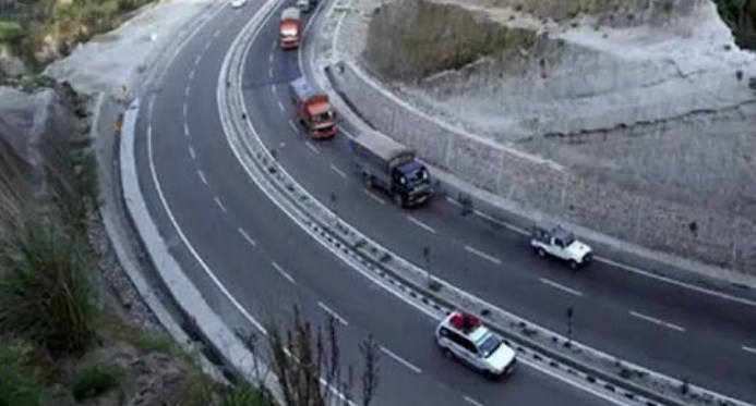 No traffic on Srinagar-Leh highway on Friday