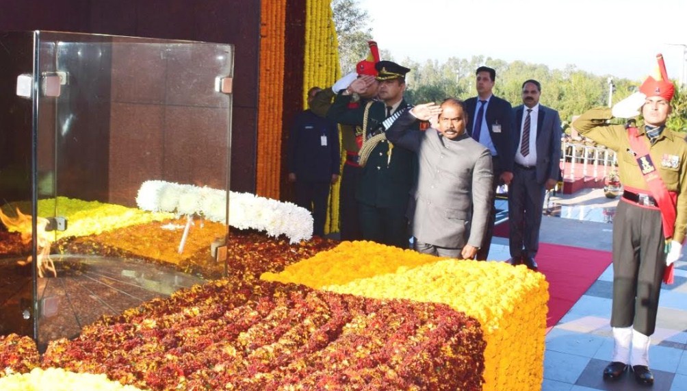 HON’BLE LG J&K, SHRI. GIRISH CHANDRA MURMU LAYS WREATH AT BALIDAN STAMBH ON REPUBLIC DAY CELEBRATIONS IN JAMMU