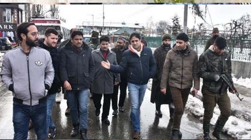 Mayor SMC tours Srinagar City, takes stocks of snow clearance, dewatering operations