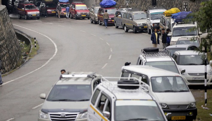 Only stranded vehicles to be allowed on Saturday on Sgr-Jammu highway