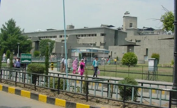 SKIMS treats 238 Covid patients so far, 24 undergoing treatment: Dir