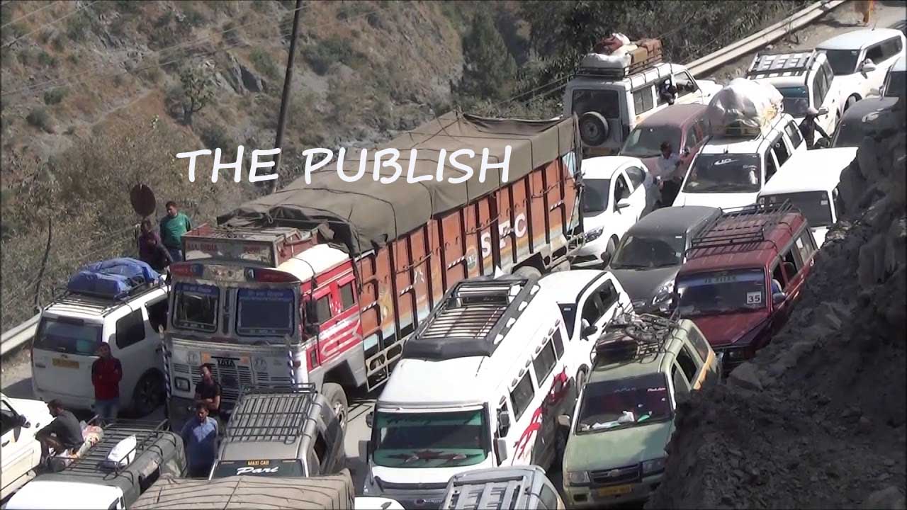 Massive traffic snarl on Jammu-Srinagar NH