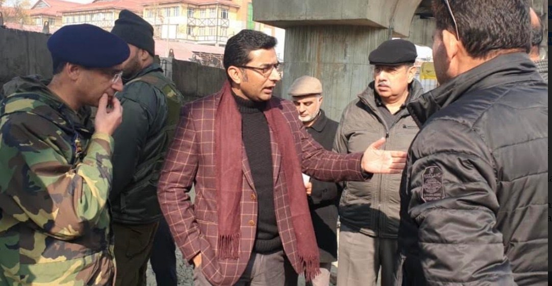 DC Srinagar directs for immediate repair of road stretch between Jehangir Chowk and Iqbal Park