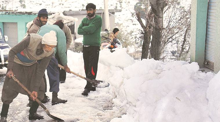Snow paralyses life in Kashmir Valley