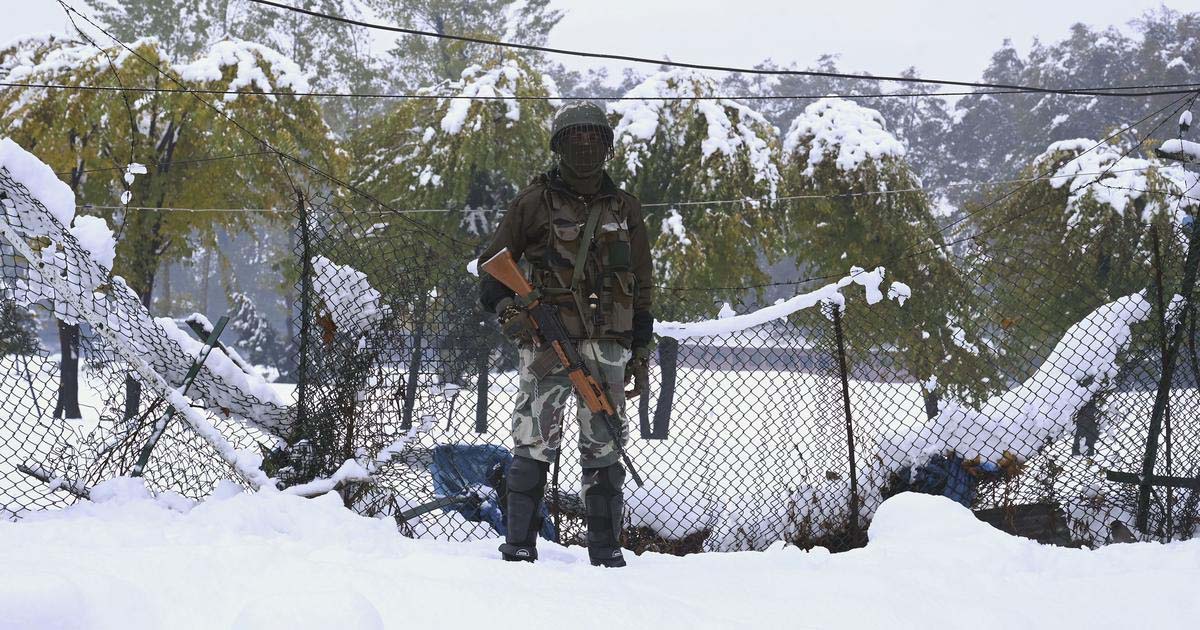 Kashmir reels under snow, death toll mounts to 11, Electricity shut across valley