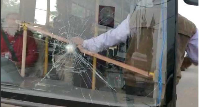 2 tourists injured in stone pelting in Srinagar outskirts