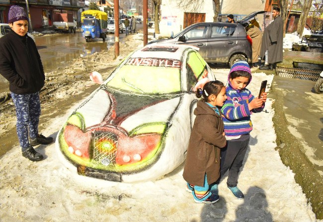 Man makes snow car in Kashmir