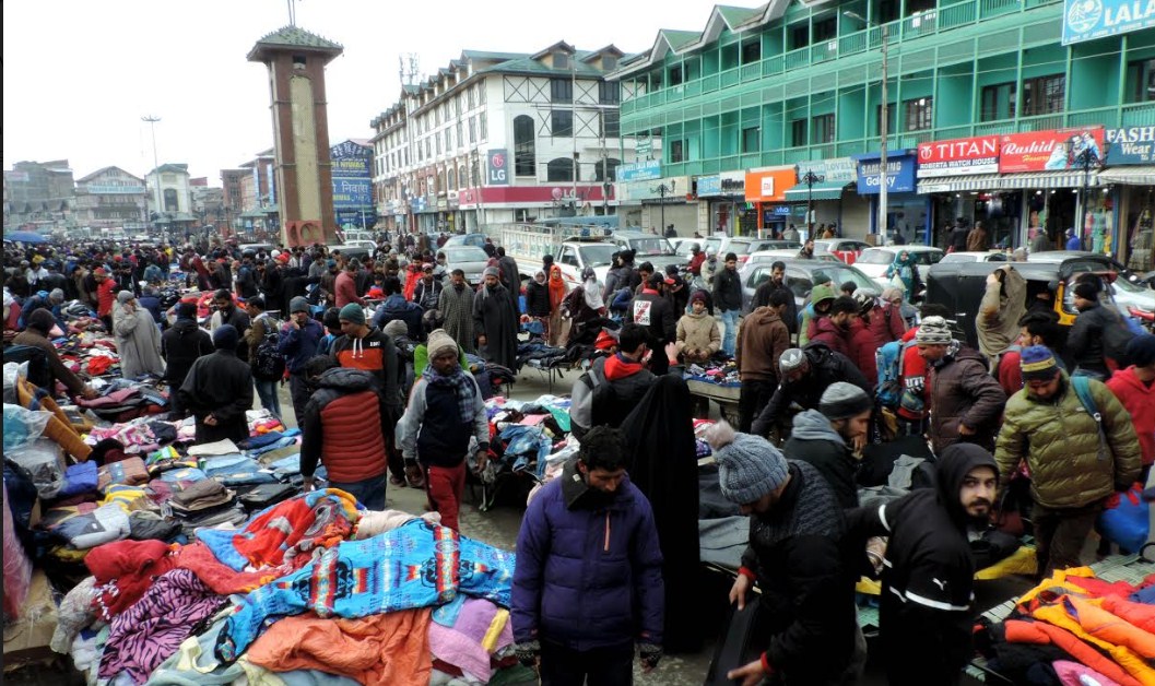 Sunday Market witness heavy rush, shops open, internet still suspended