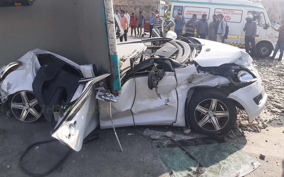 2 persons killed, 2 injured in accident on highway near Pampore