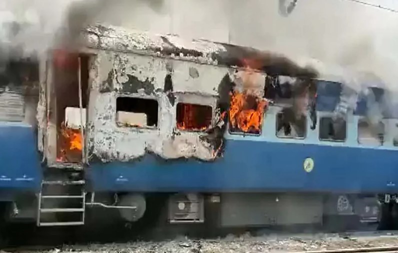 Anti-Agnipath protests turn violent in Bihar, 3 trains set ablaze