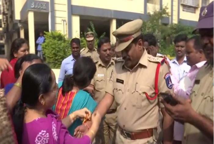 Hyderabad encounter: People shout 'Telangana Police Zindabad', shower rose petals on cops