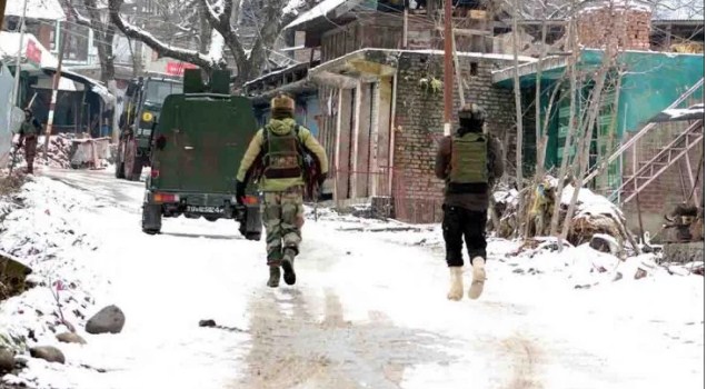     J&K: 2 militants killed, 2 soldiers injured in Awantipora encounter