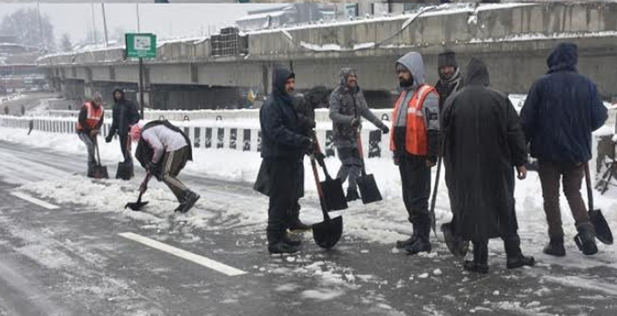 Amid Snowfall, torrential Rains Div Conducts city tour