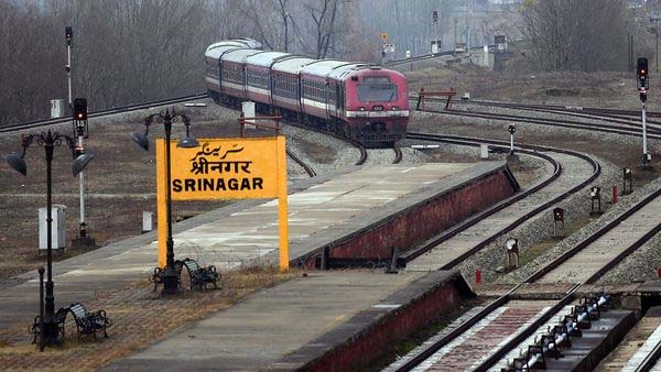 Train service remains suspended due to snowfall in Kashmir