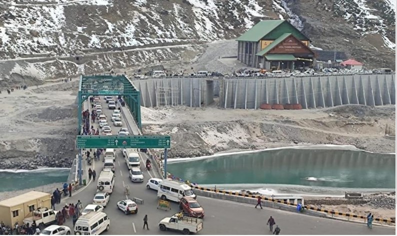 Himachal: Tourists stranded in over 400 vehicles in Atal Tunnel rescued