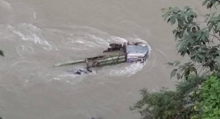 6 feared dead as Tipper falls into Chenab in Doda, DC takes stock of Situation