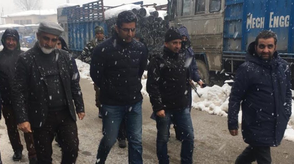 DC Srinagar inspects snow-clearance operations, essential services