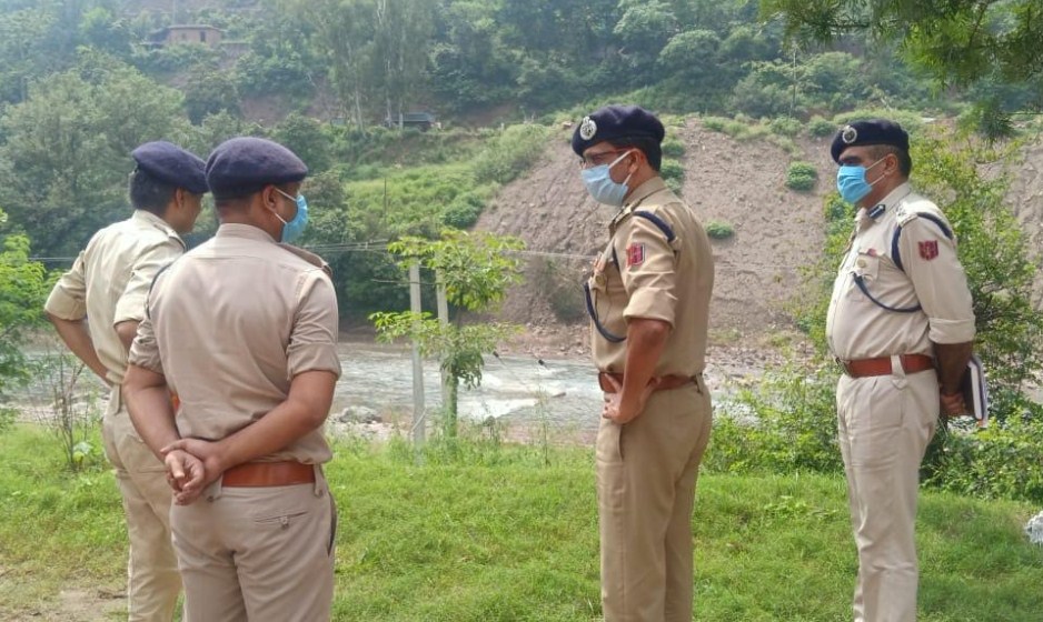 IGP Jammu visits district Rajouri interacts with officers, jawans , chairs jurisdictional officers meeting