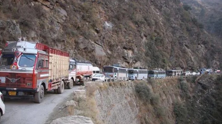 Srinagar-Jammu highway closed for traffic due to shooting stones