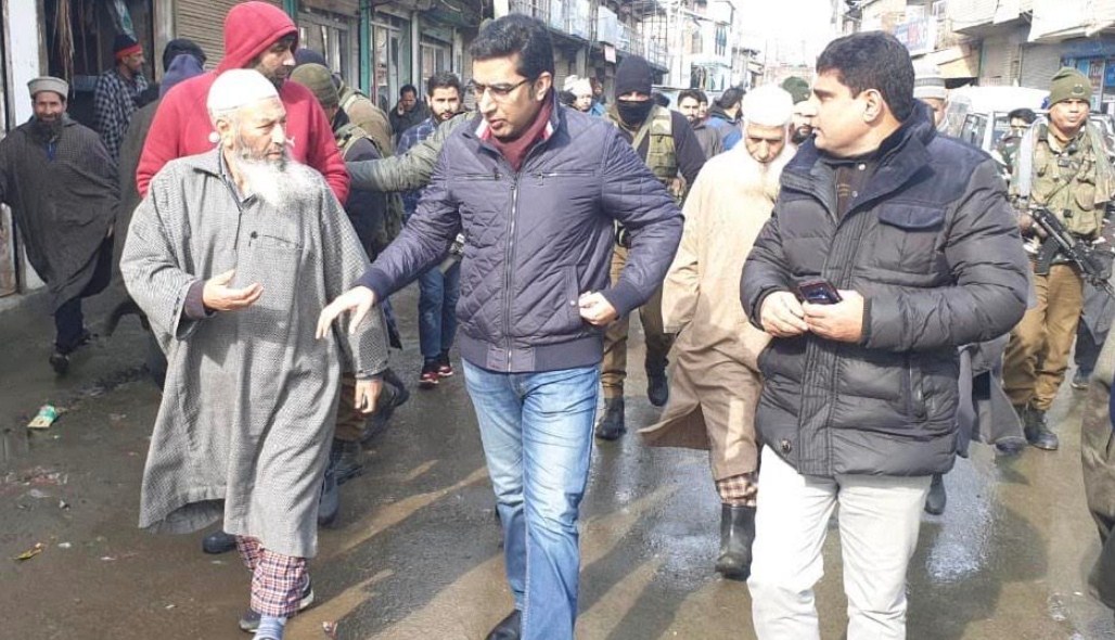 Post-snowfall scenario in Srinagar: DC inspects services restoration efforts in district-wide tour