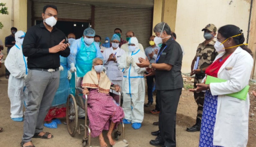 94-year-old woman beats coronavirus COVID-19 in Maharashtra's Sangli district, hospital staff gives her warm send-off