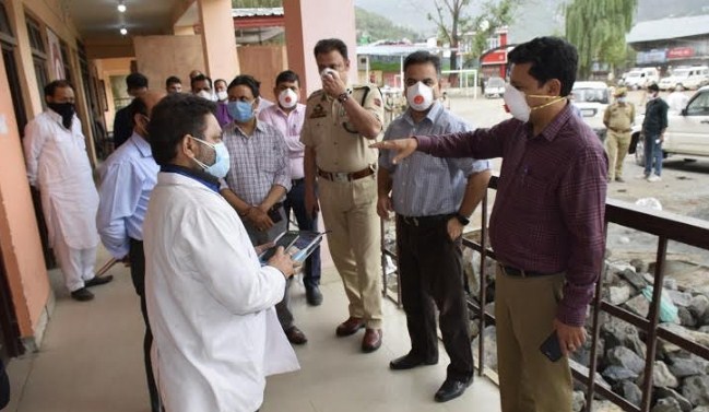 Div Com Jammu visits Ramban, inspects quarantine Centres