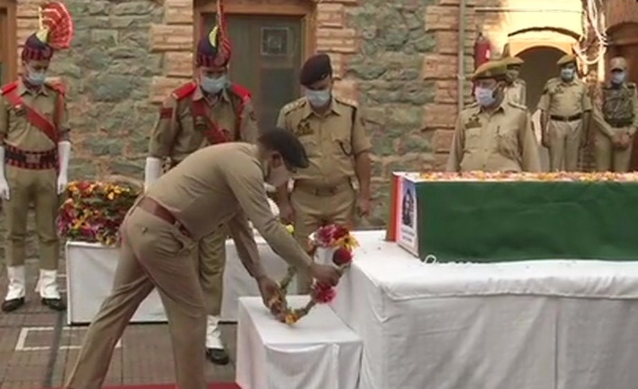 J&K: Wreath laying ceremony of braveheart Altaf Hussain held