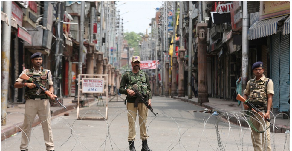Supreme Court allows two petitioners to travel to Kashmir, serves notice to Centre on Article 370