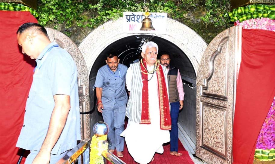 Jammu and Kasshmir: LG Manoj Sinha Visits Shri Mata Vaishno Devi Shrine