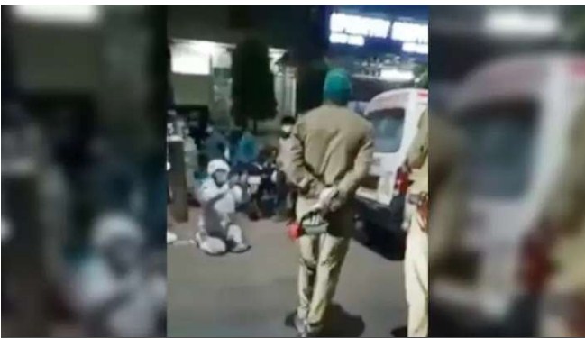 Agra cops ‘snatch’ oxygen cylinder from man, mother dies after 2 hours, probe ordered