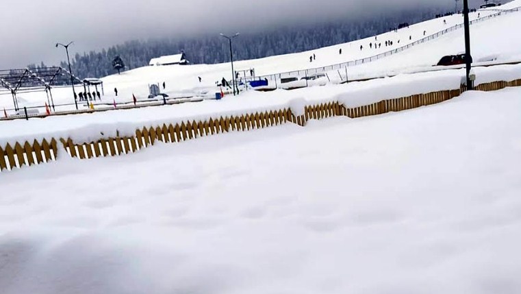  Ahead of New Year celebrations, tourists throng Gulmarg amid fresh snowfall