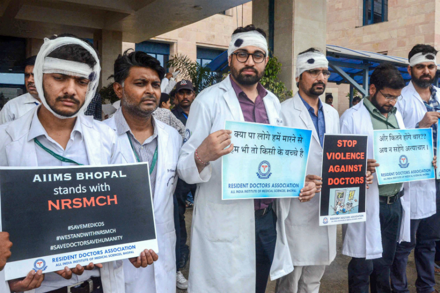 AIIMS, Safdarjung doctors issue 48-hour ultimatum to Mamata to meet demands of protesting colleagues