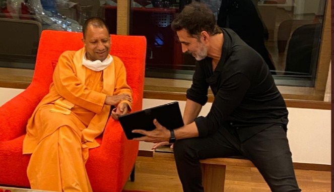 Akshay Kumar calls on Yogi Adityanath in Mumbai for UP film city