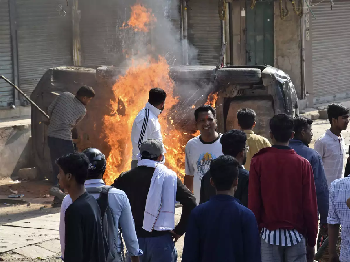 Cop and Civilian killed, DCP injured, cars-shops-petrol pump gutted as CAA protesters clash in Maujpur, Jafrabad