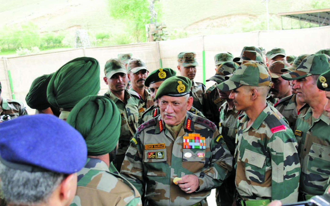 Army chief reviews Defence preparedness in drass ahead of Rajnath's Visit 