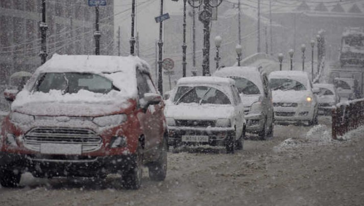 Heavy snowfall: Srinagar administration appeals general public to avoid using private cars for time being to facilitate snow-clearance