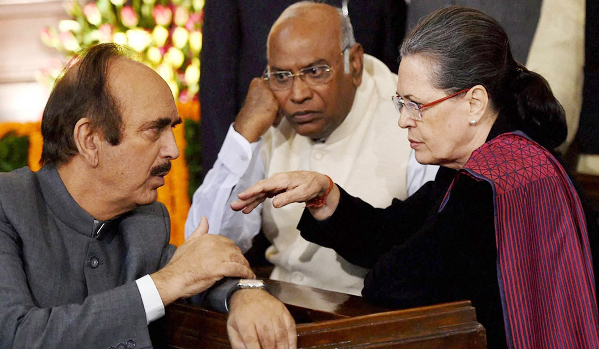 Discussion was held to fight unitedly in upcoming elections: Ghulam Nabi Azad after meeting Sonia Gandhi