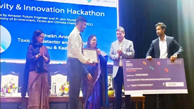 J&K Students secure top positions, bag prestigious Awards at National Level Eco Hackathon at Delhi