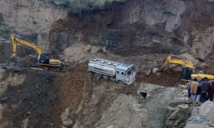 Jammu Srinagar NHW blocked due to a massive mudslid at Shabanbass near Banihal