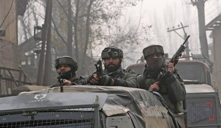 One militant killed as encounter rages on in North Kashmir's Baramulla 