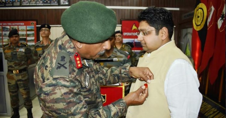 Army Commander, Western Command awards special medallion & commendation card to Divisional Commissioner Jammu