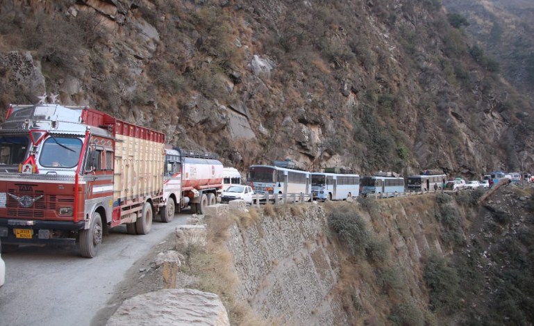One-way LMV traffic from Srinagar on Jammu-Srinagar highway today