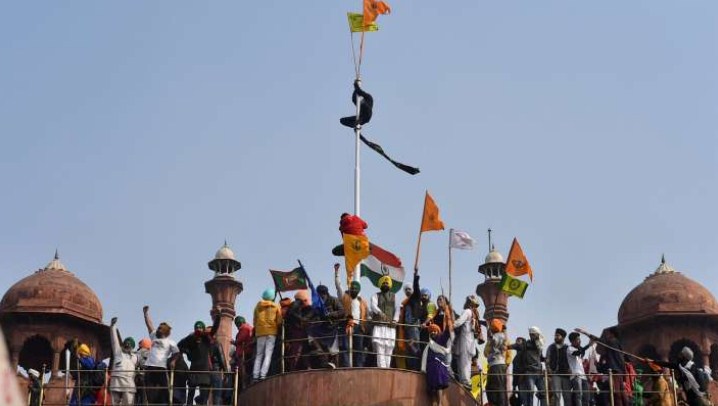 Sikh religious flag 'Nishan Sahib' was hoisted by protesters at Red Fort
