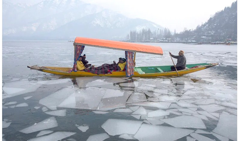 Cold wave continues in Kashmir; mercury rises slightly in Srinagar